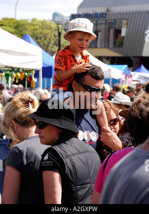 Vater und Sohn auf Schultern in Menge, Takapuna Sonntag Straßenmarkt, Auckland City North Shore, New Stockfoto