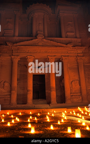 Petra bei Kerzenlicht eine verführerische Art und Weise zu erleben Sie Petra s magic das Finanzministerium auch bekannt als El Khazneh Jordan Stockfoto