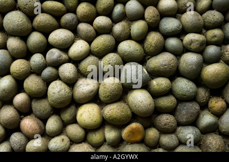 Indonesien Bali Ubud Ladybamboo Villa dekorative Wand aus Kieselsteinen Stockfoto