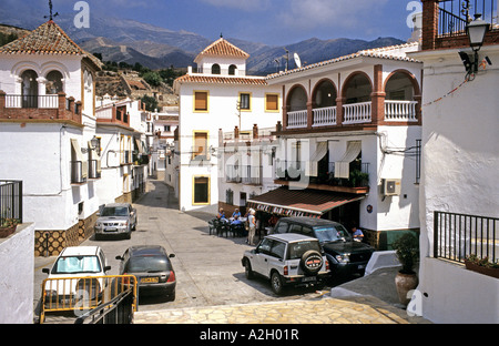 Ein Blick von der Kirche auf dem Hauptplatz in dem Bergdorf Sedella Andalusien Spanien Europa Südeuropa Stockfoto