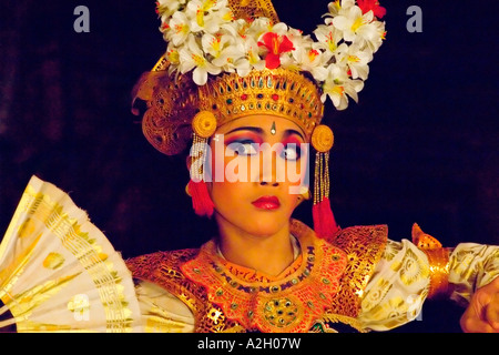 Indonesien Bali Ubud Puri Saren Ubud Palast-Tanz-Performance bei Nacht Tänzerin Legong Tanz Stockfoto