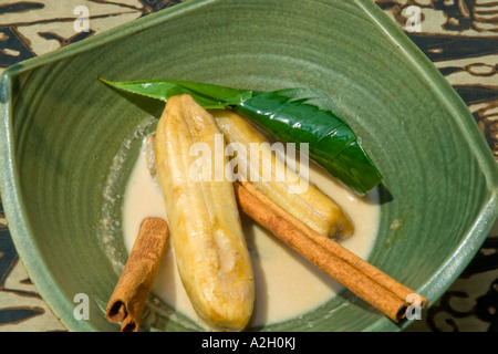 Indonesien Bali Ubud Ladybamboo Villa Kochkurs Kolak Pisang Banane in Kokosmilch mit Palmzucker Stockfoto