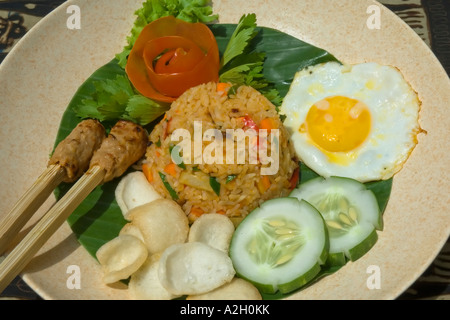 Indonesien Bali Ubud Ladybamboo Villa Kochkurs Nasi Goreng Ayam gebratener Reis mit Hühnchen Satay Stockfoto