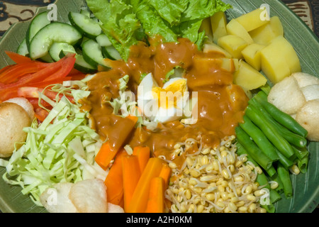 Indonesien Bali Ubud Ladybamboo Villa Kochkurs Gado Gado Gemüsesalat mit Erdnuss-Sauce Stockfoto