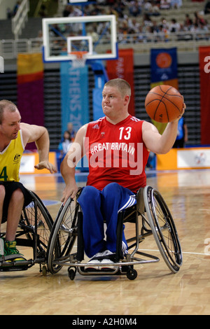 Peter Finbow von Großbritannien dribbelt den Ball in das Halbfinale der Basketball zwischen AUS GBR Athen 2004 Paralympics Stockfoto