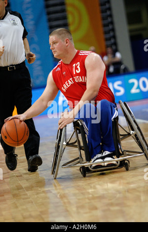 Peter Finbow von Großbritannien dribbelt den Ball in das Halbfinale der Basketball zwischen AUS GBR Athen 2004 Paralympics Stockfoto