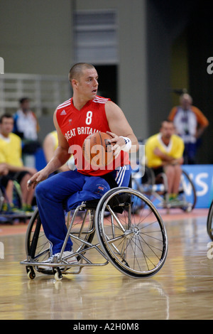 Simon Munn von Großbritannien dribbelt den Ball im Basketball Halbfinalspiel zwischen AUS + GBR Athen 2004 Paralympics Stockfoto