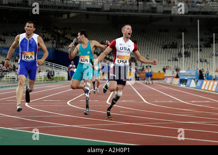 (L-R) Dominique Andre FRA Silber Don Elgin AUS Bronze Brian Frasure USA Gold die Ziellinie der Mens 4 x 100m T42 T46 Stockfoto