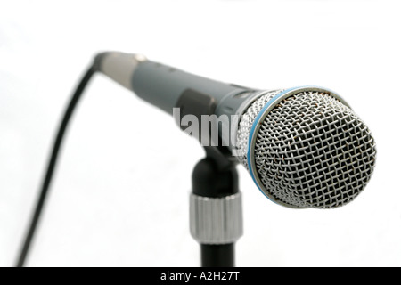 Mikrofon Shure Klassik Adler dynamische Studio Ausschnitt ausschneiden weißen Hintergrund Ko ausfallende elektro mechanisches Gerät Stockfoto