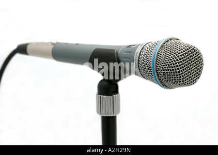 Mikrofon Shure Klassik Adler dynamische Studio Ausschnitt ausschneiden weißen Hintergrund Ko ausfallende elektro mechanisches Gerät Stockfoto