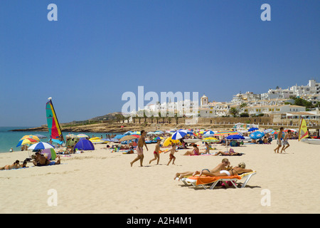 Portugal Algarve Praia da Luz Strand im Sommer Stockfoto