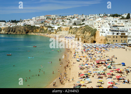 Portugal Algarve Albufeira Stadt und Fischerstrand im Sommer Stockfoto
