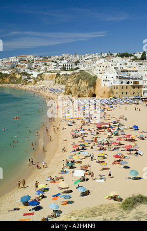 Portugal Algarve Albufeira Stadt und Fischerstrand im Sommer Stockfoto