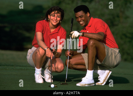 Paar Schlange einen Putt V H weitere Varianten zur Verfügung, einschließlich Männer Frauen Senioren Golf Modell veröffentlicht Stockfoto