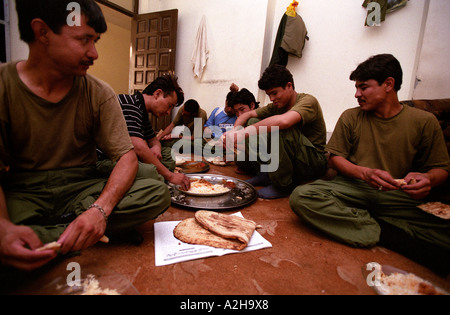 Afghanische Soldaten, Mitglieder der ANA Afghan National Army, eine Mahlzeit in Kandahar Stockfoto