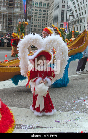 Wunderschönes kleines Mädchen im roten Karnevalskleid lächelnd, Mummers Parade, Philadelphia, Pennsylvania, USA Stockfoto