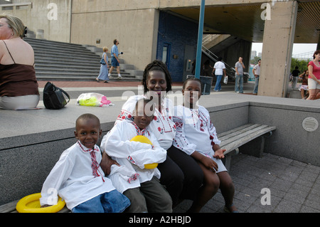 Afroamerikanische Familie in Russisch und Ukrainisch Hemden, russische Festival, Philadelphia, Pennsylvania, USA Stockfoto