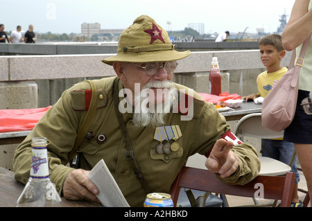 Alte amerikanische Freiwillige in sowjetischen Armee Uniform sprechen Sie mit russischen Festival Philadelphia Pennsylvania USA Stockfoto