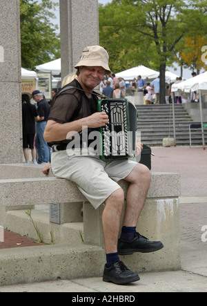 Mann auf dem Knopfakkordeon spielen und Spaß, russische Festival Philadelphia Pennsylvania USA Stockfoto