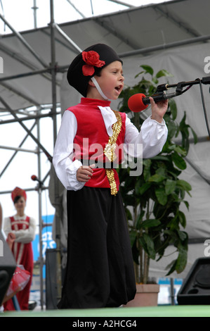 Junge Folk-Sängerin in russischen Kosaken Kostüm, Festival der russischen Mosaik, Penn landen, Philadelphia, Pennsylvania Stockfoto