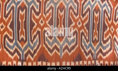 Detail der geometrischen Motive auf Hipstrap Webstuhl gewebt Ikat dekoriert Schal von Tana Toraja Zentral-Sulawesi Indonesien Stockfoto