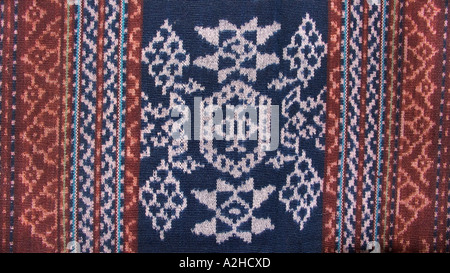 Detail der stilisierten Blumenmotiv auf Hipstrap Webstuhl gewebt Ikat dekoriert Schal aus Timor, Indonesien Stockfoto