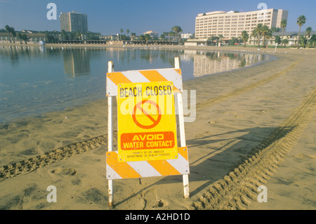 Ein Schild mit der Aufschrift Wasserkontakt vermeiden warnt die Menschen, dass ein Strand von Marina del Rey Los Angeles Kalifornien wegen Verschmutzung geschlossen ist Stockfoto