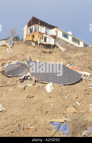 Ein Haus in Pacific Palisades in der Los Angeles Erdbeben vom 17. Januar 1994 Teil des eigenen Dach überragt beschädigt und Stockfoto