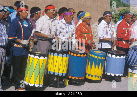 Indianischen ältesten Trommeln während Mais Dance Zeremonie in Santa Clara Pueblo New Mexico Stockfoto