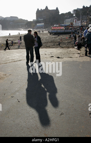 Paar, essen Eis, South Beach, Scarborough, North Yorkshire, England Stockfoto