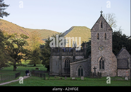 Auf dem Gelände des Ilam Hall, Blick auf Kirche Ilam und Thorpe Cloud, Peak District National Park, Staffordshire, England Stockfoto