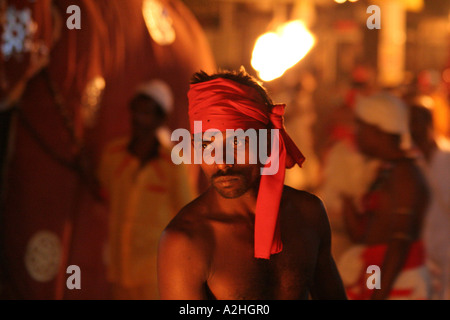 Fackelträger in das große Kandy Esala Perahera Festival in Kandy, Sri Lanka Stockfoto