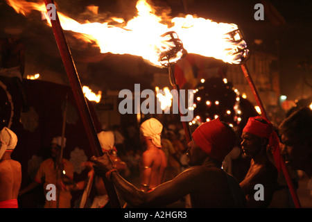 Fackelträger und ein Elefant in das große Kandy Esala Perahera Festival in Kandy, Sri Lanka Stockfoto