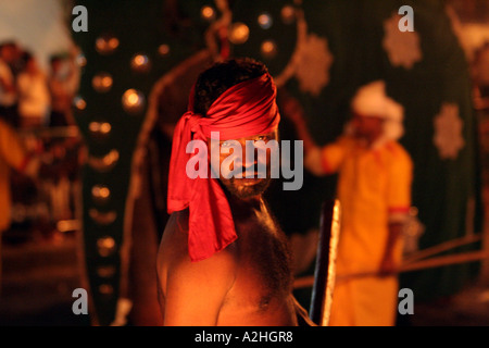 Fackelträger in das große Kandy Esala Perahera Festival in Kandy, Sri Lanka Stockfoto