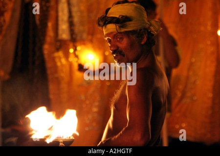 Fackelträger in das große Kandy Esala Perahera Festival in Kandy, Sri Lanka Stockfoto