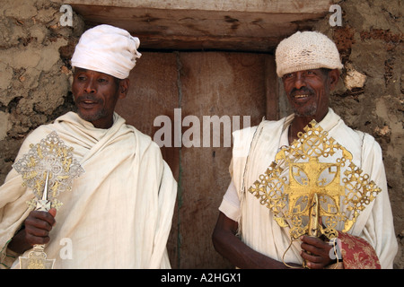 Priester zeigt Artefakte am Narga Selassie, eines der Insel Klöster in Tana-See, Bahar Dar, Äthiopien Stockfoto