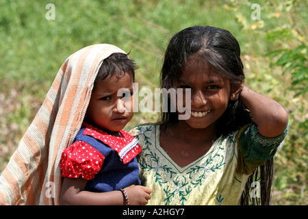 Mädchen mit kleinen Schwester, ländlichen Landschaft Sri Lankas Stockfoto