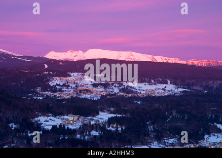 Panorama mit Bergen Sonnenuntergang Baum und glatten blauen Himmel im Winter Altopiano di lavarone Stockfoto