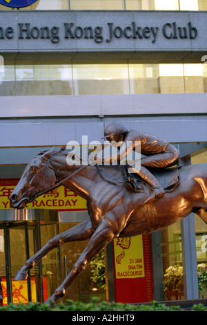 Pferderennen-Skulptur vor dem Hong Kong Jockey Club, Happy Valley, Hong Kong SAR Stockfoto