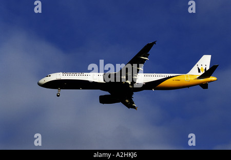 Monarch Airbus A321 nähert sich der internationale Flughafen Birmingham, West Midlands, England, UK Stockfoto