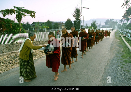 Myanmar-Burma-Inle-See-Yaunghwe-Yaungshwe Dämmerung Mönche am frühen Morgen Almosen Runde Stockfoto