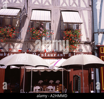 FRANKREICH NORMANDIE ROUEN RUE MARTAINVILLE CAFE MIT FACHWERK-FASSADE Stockfoto