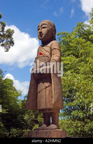 Jizo Stil geschnitzten hölzernen buddhistische Statue eines Mönchs mit einer Almosenschale. DSC 8166 Stockfoto