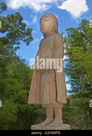 Jizo Stil geschnitzten hölzernen buddhistische Statue eines Mönchs mit einer Almosenschale. DSC 8175 Stockfoto