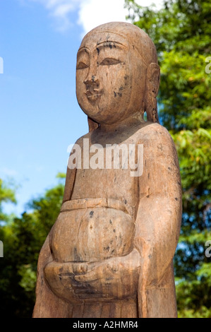 Jizo Stil geschnitzten hölzernen buddhistische Statue eines Mönchs mit einer Almosenschale. DSC 8180 Stockfoto