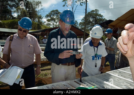 Australian Mining co Studien Bohrkernen vom Bohren weltgrößten Kupfermine, Tampakan, South Cotobato, Mindanao, Phils. Stockfoto