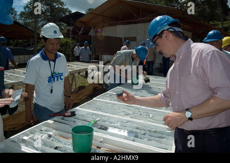 Australian Mining co Studien Bohrkernen vom Bohren weltgrößten Kupfermine, Tampakan, South Cotobato, Mindanao, Phils. Stockfoto