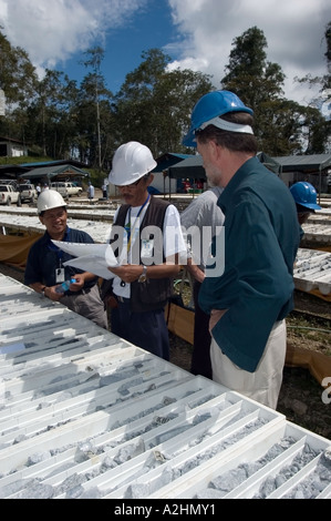 Australian Mining co Studien Bohrkernen vom Bohren weltgrößten Kupfermine, Tampakan, South Cotobato, Mindanao, Phils. Stockfoto