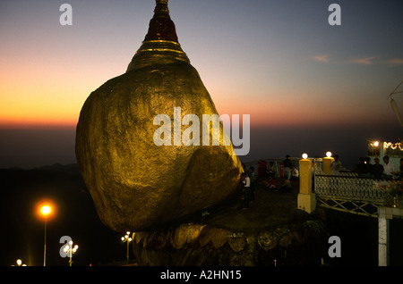 Myanmar-Burma Süd Kyaik Hti Yo Golden Rock Pagode in der Abenddämmerung Stockfoto