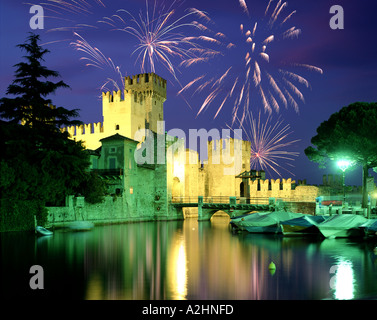 ES - Gardasee: Feuerwerk über Sirmione Stockfoto